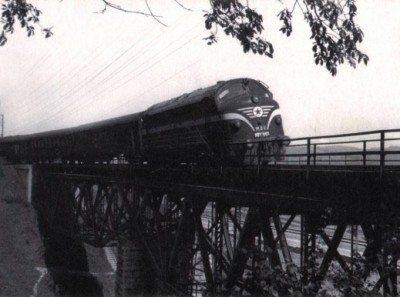 Vonat a viadukton