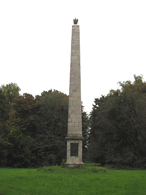 Obeliszk a parkban