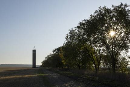 Laposan megvilgtott torony