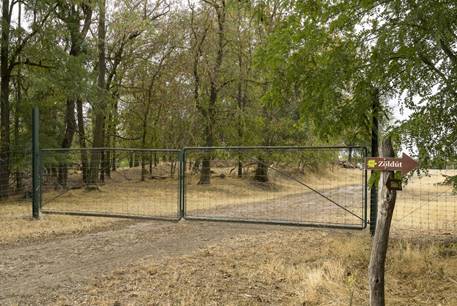 A Csap�-kast�ly h�ts�, z�rt kapuja